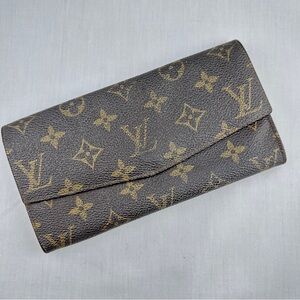AUTHENTIC Louis Vuitton wallet. Monogram pattern.